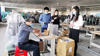 香洲區(qū)局長親臨聲峰公司，關(guān)懷指導(dǎo)超聲波焊接機(jī)模具助力抗疫復(fù)產(chǎn)與電子產(chǎn)品銷售